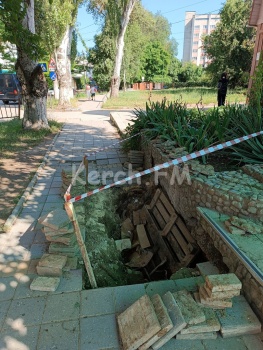 В Керчи провалился тротуар по дороге в детский сад