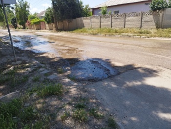 В Керчи прорвало канализацию в районе перекрестка Нестерова - Льва Толстого
