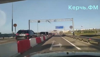 Пробка перед въездом на Крымский мост из Крыма  больше 2 километров (видео)