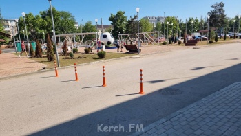 Перед входом в стадион в Керчи установили ограждения: сквозного проезда больше нет
