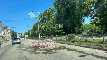 Новости » Общество: На Свердлова в месте порыва провалилась дорога