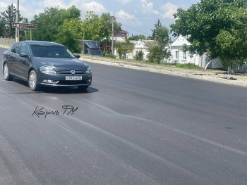 Новости » Общество: На Чкалова в Керчи провалилась новая асфальтированная дорога