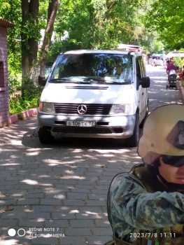 Новости » Общество: На Набережной Керчи в детском парке хамы ездят на машинах