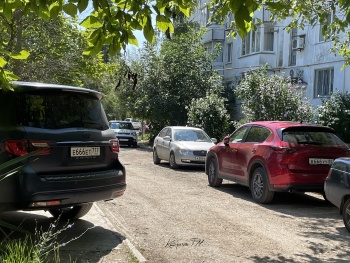 Ничего личного, просто случайность: в керченском дворе сразу 2 машины с номером 666