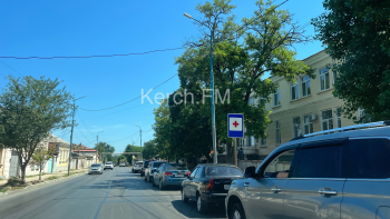 Водители просят запретить парковку около детской больницы Керчи на ул.Чкалова