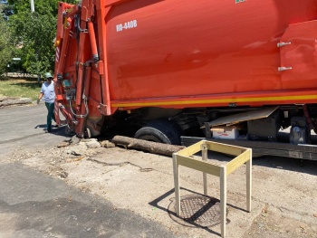 На новом асфальте провалился мусорвоз в столице Крыма