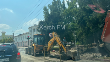 Новости » Общество: На дороге по Кирова вырыли очередную яму