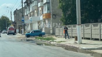 Новости » Общество: Во дворах на Свердлова произошел порыв водовода