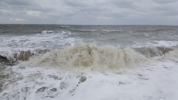 В Алуште двое мужчин не смогли выбраться из бурного моря