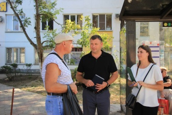 Новости » Общество: Так и день прошел: чиновники поговорили на остановке Пирогова