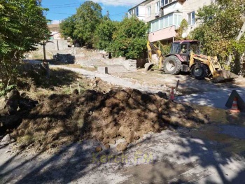 В Керчи опять разрыли новенький асфальт