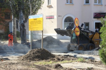 Новости » Общество: На ул. Петра Дейкало приступили к укладке асфальта