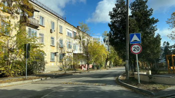 Новости » Общество: В Керчи на 1-ой Пятилетки установили «лежачий полицейский»