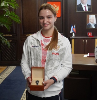 Чиновники Керчи наградили чемпионку мира по самбо Анну Мурашкину