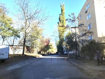 Улицу Льва Толстого в Керчи перекрыли из-за обрезки деревьев