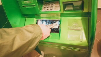 В Севастополе женщина нашла в банкомате 21 тысячу и забрала их себе