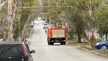 Кабель завис над дорогой в Керчи, высокие авто не могут проехать