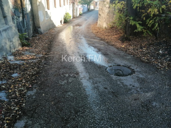 Новости » Общество: На Театральной в Керчи произошел порыв канализации