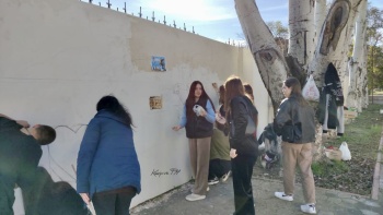 Керченская молодежь расписывает забор заброшенного летнего театра Набережной