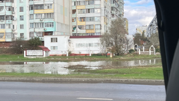 Новости » Общество: На дублёре Буденного снова затопило водой дорогу, газоны и тротуары