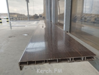 Говорила мама «не сиди на подоконнике»: скамейки на жд станции в Керчи