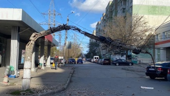Крымский ветер выходного дня согнул в Симферополе бетонный столб