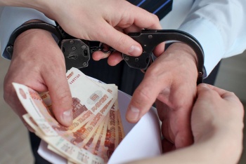 Экс-чиновников в Крыму осудят за взятки в 450 тыс руб от нелегальных торговцев