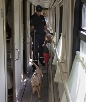 Поезда в Крым будут обнюхивать служебные собаки