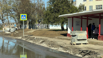 На ул. Орджоникидзе не могут оградить опасную траншею на дороге