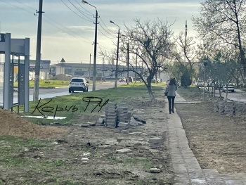Теплосеть восстанавливает сикось-накось тротуар по Ворошилова в Керчи