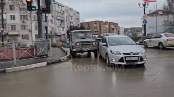 В Керчи на мосту перед стадионом произошло ДТП