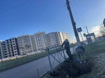 Озаборенная Керчь: рядом со школой оставили яму и поставили бесполезный забор