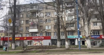 После «шторма века» в Керчи по Орджоникидзе до сих пор висят на проводах кондиционеры
