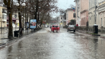 Маленький дождь и дороги Керчи оказались затоплены водой