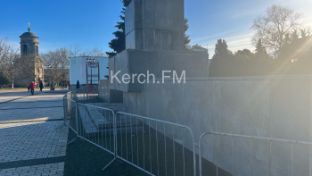 В Керчи оградили памятник Ленину