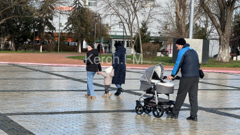 Погода шепчет: керчане гуляют в центре города с самого утра