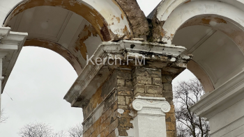 Год новый, а проблемы старые: керчане продолжают ходить под опасными арками в Приморском парке