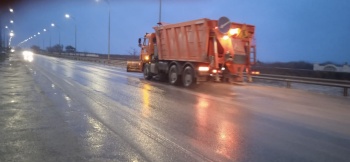 Дороги Крыма чистят и обрабатывают 90 единиц спецтехники