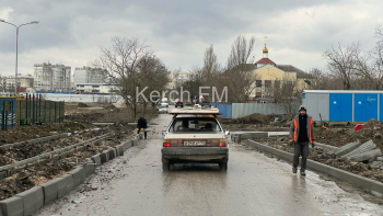 Новости » Общество: На Войно-Ясенецкого новые бордюры устанавливают прямо в лужи