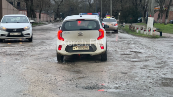 Новости » Общество: На ж/д переезде в Керчи по улице Кирова - без перемен