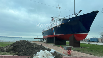 На морвокзале рабочие приводят территорию в порядок около памятника  "Гриф"