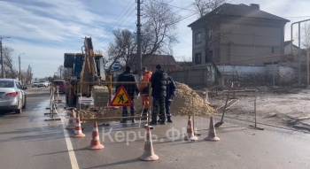 Третий раз раскапывают новый асфальт по Чкалова в Керчи