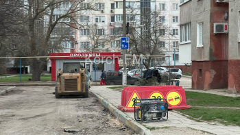 Новости » Общество: На Сморжевского во дворах снимают асфальт