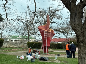 В Керчи памятник на ул. 23 Мая привели в порядок