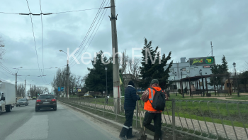 В Керчи коммунальщики убирали дорогу на Адмиралтейском проезде
