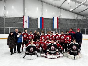 Команда крымских подростков по хоккею обыграла сибиряков и получила золото на соревнованиях