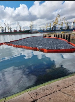 В 150 км от Керчи в Черном море на площади 300 кв.м. разлита нефть
