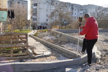 В Керчи продолжается благоустройство придомовых территорий