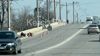 Новости » Общество: На Горьковском мосту перекрыли часть одной полосы