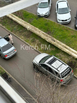 В Керчи утром во дворах на Самойленко произошла авария